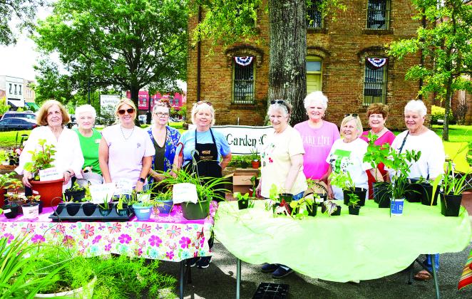 Garden Club holds fundraising sale