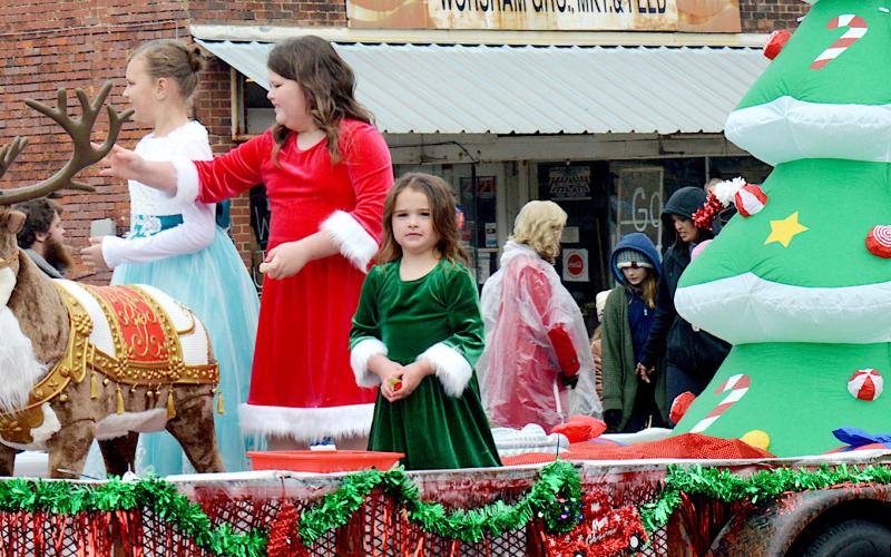 Rain doesn’t stop Joaquin Christmas festival