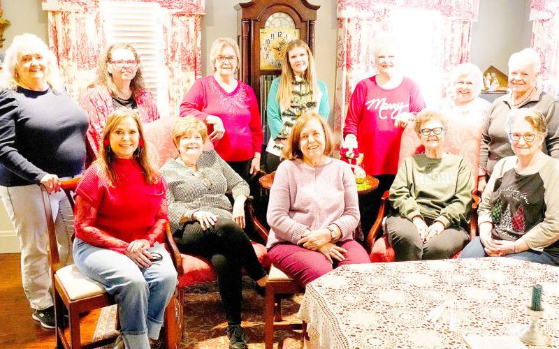 Garden club celebrates Christmas tree tradition
