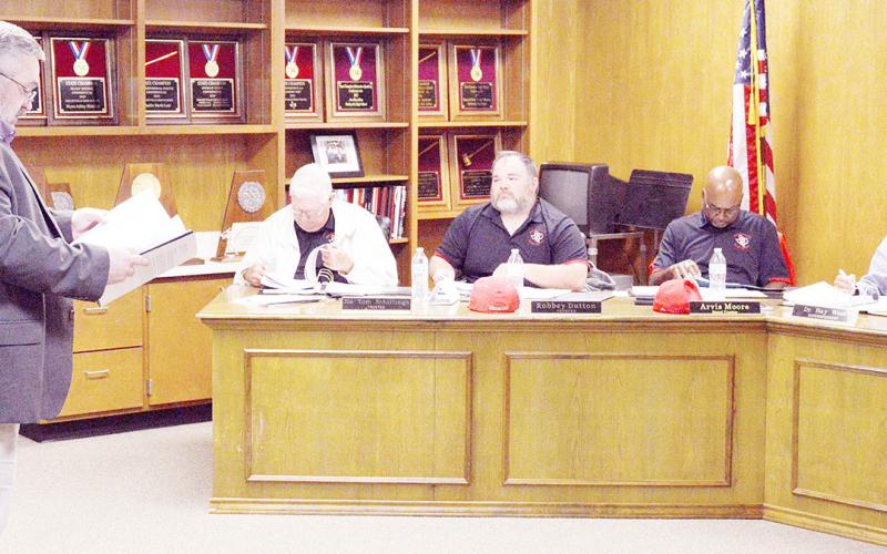 Dan Rainey of Goff and Herrington presents his firm’s independent financial audit of the district to the Shelbyville ISD board of directors. David Danley | Light and Champion