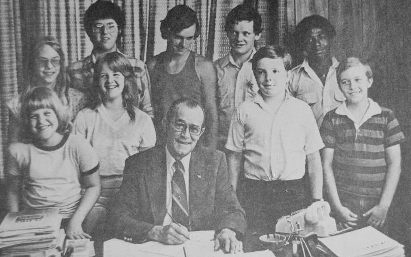 Judge Johnnie Johnson proclaims October 4 through 10 4-H Week in Shelby County. Witnessing the signing are, from left to right, front row, Christy Koonce, Stacy Smith, Richard Bailey, and Scott Moore. Back row, from left, are Pam Barrow, Jeff Webster, Stacy McSwain, Roscoe McSwain, and Michael Matta, representing area 4-H clubs.