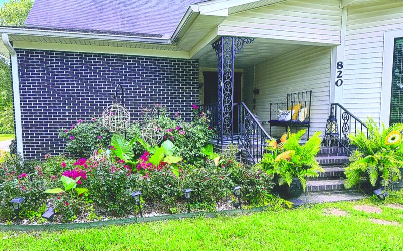 LaMoine’s home featured for July by Center Garden Club
