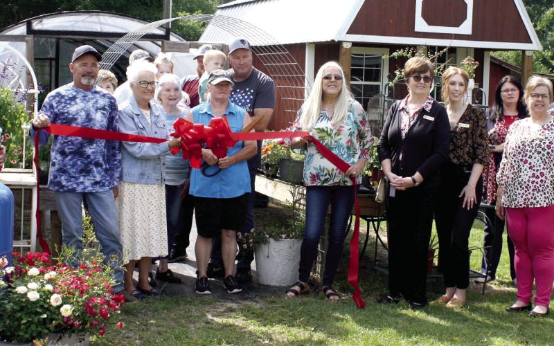 Mimi’s Plant Nursery celebrates ribbon cutting