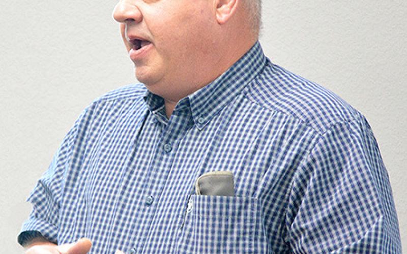 Chief Deputy Mike Hanson updates the commissioners court on a necessary amendment to a recently-approved contract between the Shelby County Sheriff’s office and Kologik Software. Zack Clark | Light and Champion