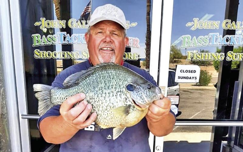 Thomas Farchione with the 6.30 pound IGFA world record redear he caught in May 2021 from Lake Havasu in Arizona. The sh was 17 inches long with a 20-inch girth. The giant sunsh was reportedly caught on a night crawler in 25 feet of water. Courtesy Photo