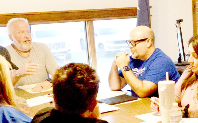 During an emergency city council meeting held Friday, Oct. 31, Joaquin mayor, Jessie Griffith (left) resigned his position. The council appointed Rusty Wilson (right) to take his place. David Danley | Light and Champion