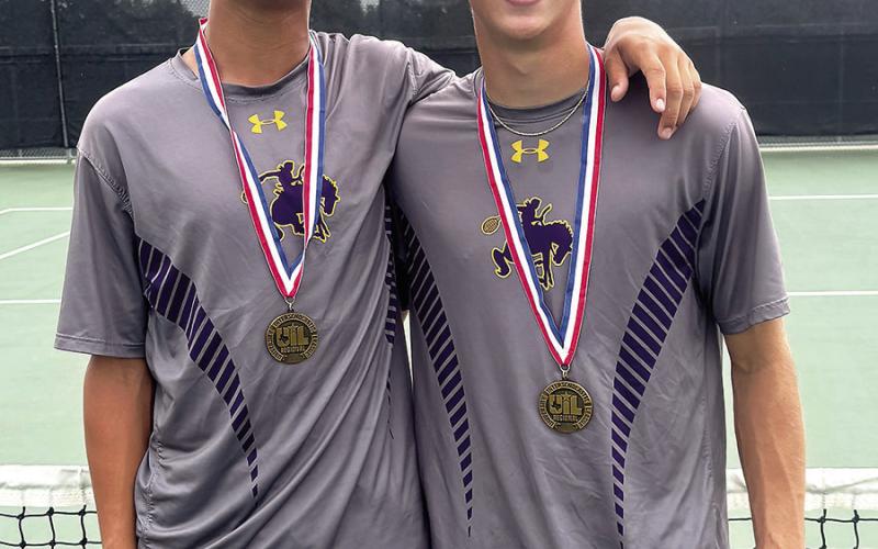 Ryder Moody and Bryce Gaddy of the Center High School tennis team have quali ed for the state tournament to be held May 7-8 in San Antonio. City of Center photo | Light and Champion