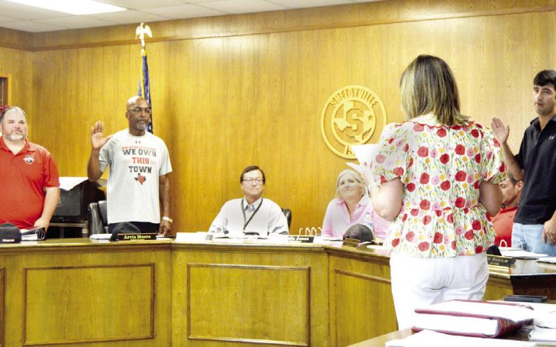 Asst. Superintendent Jill Baty administers the oath of office to newly-elected members of the Shelbyville ISD board Cole Cooper, Arvis Moore and Robbie Dutton. Zack Clark | Light and Champion
