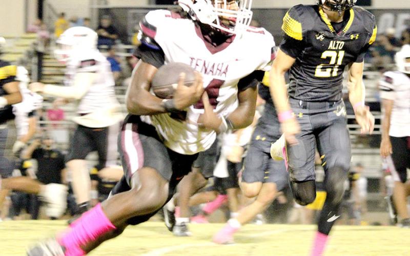 Christian Chambliss of Tenaha keeps his eyes downfield as he makes a cut with an Alto Yellowjacket bearing down on him. Tenaha Yearbook
