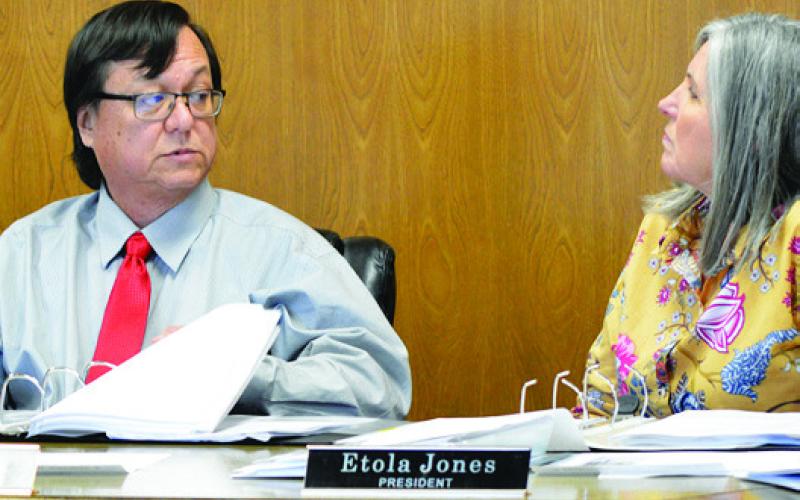 Superintendent Ray West and board president Etola Jones consult during the Shelbyville ISD Board of Trustees meeting earlier this week. David Danley | Light and Champion