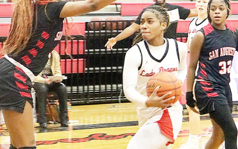 Shelbyville Dragons take on San Augustine Wolves in hoops
