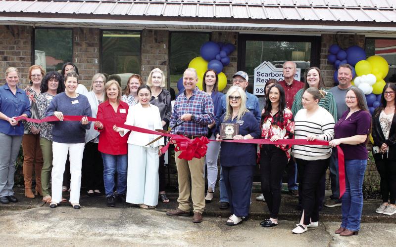 The Shelby County Chamber of Commerce Ambassadors joined Alan Scarborough and Scarborough Realty at its ribbon cutting held at its new location at 1110 Tenaha St. #3 last Thursday. Scarborough Realty has ofces in Center, Carthage, Longview and Jefferson. The rm has ve agents - Rhonda Proftt, Ana Palacios, Tiffany Koenig, Natalie Mayeld and Keyunda Williams - based in Center, who can serve clients throughout the surrounding areas. Lisa White | Light and Champion