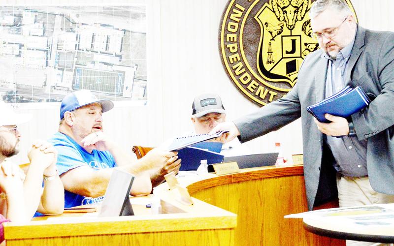 Dan Rainey presents the Joaquin ISD board with its 2025 independent auditor’s report. The district received a clean bill of health on the report. Zack Clark | Light and Champion