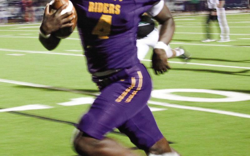 p Quarterback Emonte “Cash” Cross (4) sprints toward the endzone and six points during the ‘Rider’s match with Tatum Friday night. (Leon Aldridge photo – The Light and Champion)