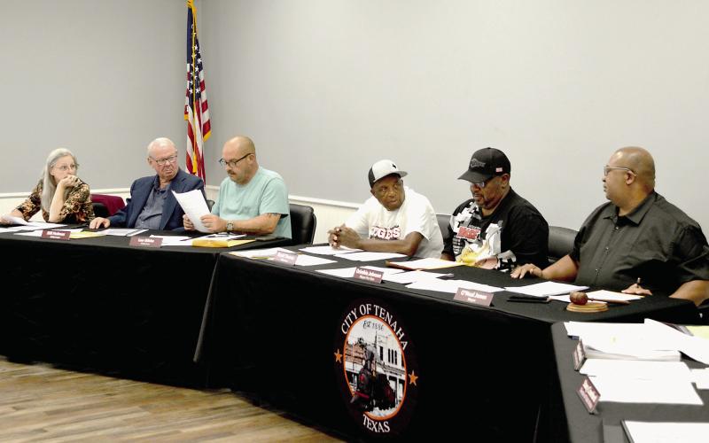 Jake Metcalf of RMG Contractors gives the Tenaha city council a presentation concerning his company’s street paving process. David Danley | Light and Champion