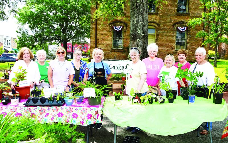 Garden Club holds fundraising sale