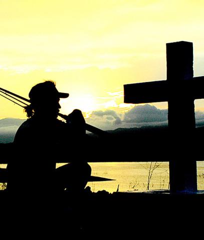 An angler pays tribute at a monument erected at Lake El Salto in Mexico in the memory of the late August “Tigre” Hansch. Hansch was a regular who died in 1997. Photo by Matt Williams