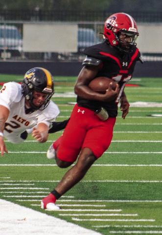 Shelbyville junior quarterback DJ Barnes tiptoes down the sideline after making a pair of Yellowjacket defenders miss. (Photo by Taylor Bragg)