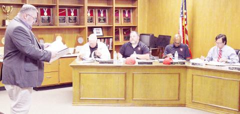 Dan Rainey of Goff and Herrington presents his firm’s independent financial audit of the district to the Shelbyville ISD board of directors. David Danley | Light and Champion