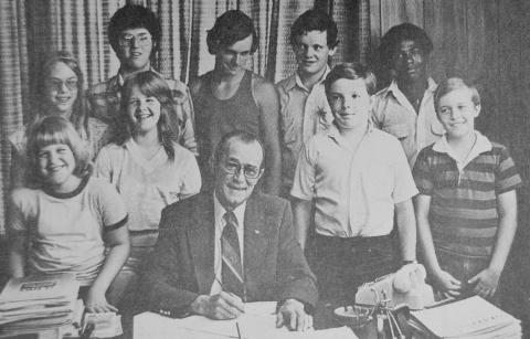 Judge Johnnie Johnson proclaims October 4 through 10 4-H Week in Shelby County. Witnessing the signing are, from left to right, front row, Christy Koonce, Stacy Smith, Richard Bailey, and Scott Moore. Back row, from left, are Pam Barrow, Jeff Webster, Stacy McSwain, Roscoe McSwain, and Michael Matta, representing area 4-H clubs.