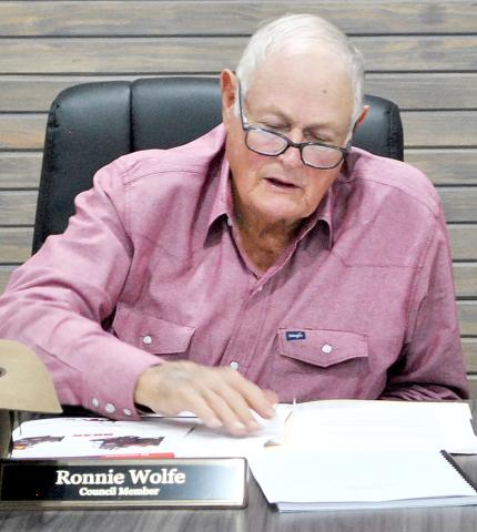 Ronnie Wolfe of the Timpson city council makes a comment on the city’s proposed tax rate at its Sept. 29 meeting. Zack Clark | Light and Champion