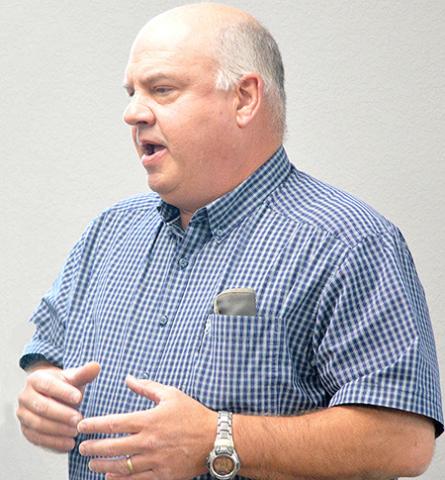 Chief Deputy Mike Hanson updates the commissioners court on a necessary amendment to a recently-approved contract between the Shelby County Sheriff’s office and Kologik Software. Zack Clark | Light and Champion