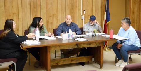 The Joaquin city council discusses establishing an ordinance for the clean up of abandoned or derelict properties in the city. David Danley | Light and Champion