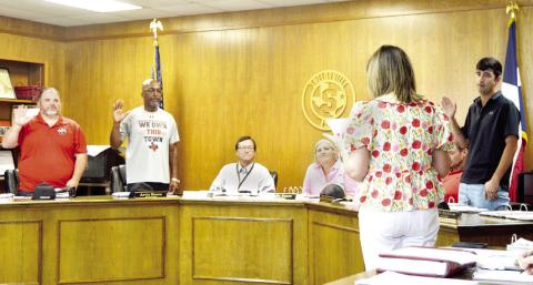 Asst. Superintendent Jill Baty administers the oath of office to newly-elected members of the Shelbyville ISD board Cole Cooper, Arvis Moore and Robbie Dutton. Zack Clark | Light and Champion