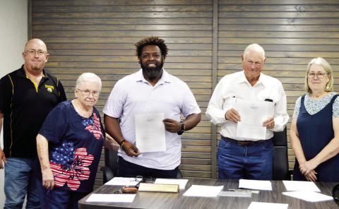 City Judge Marilyn Corder (second from left) swore in (from left) Tuffy Green, Charleston Johnson and Ronnie Wolfe while Mayor Debra Smith observed. Zack Clark | Light and Champion