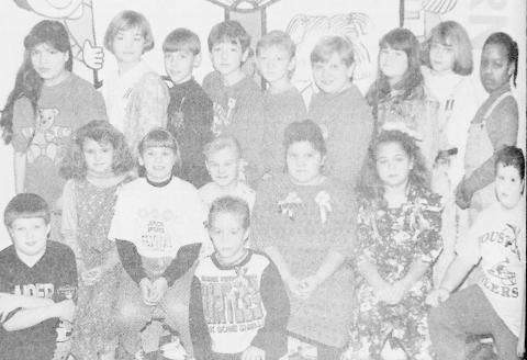 ALL A’S – The S.W. Carter Elementary School third six weeks honor roll students making all A’s (not in order pictured) are third graders Wesley Baylor, Kodi Boren, Robby Brown, Summer Harbison and Brandi Smith; fourth graders Juston Lout, Joey Stringer and Carrie Taylor; and fifth graders Joez Jones, Raegan Jones, Stephanie O’Rear, J.B. Raymond, Rebecca Reed, Matthew Gregston, Kristen Cartwright, Katherine Brown and Lupe Vazquez. (Staff photo by Mary Lou Lout)