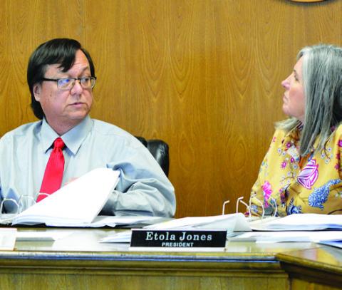 Superintendent Ray West and board president Etola Jones consult during the Shelbyville ISD Board of Trustees meeting earlier this week. David Danley | Light and Champion