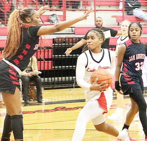 Shelbyville Dragons take on San Augustine Wolves in hoops